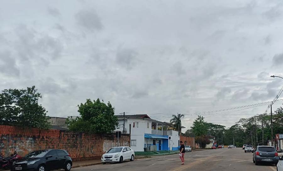 Com rajadas de até 60 km/h, ventania gera pelo menos cinco ocorrências na madrugada desta sexta em Rio Branco