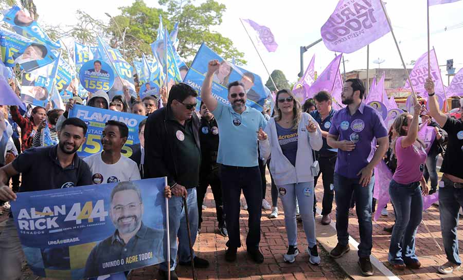 Alan Rick caminha ao lado de Jarude e Flaviano em Senador Guiomard