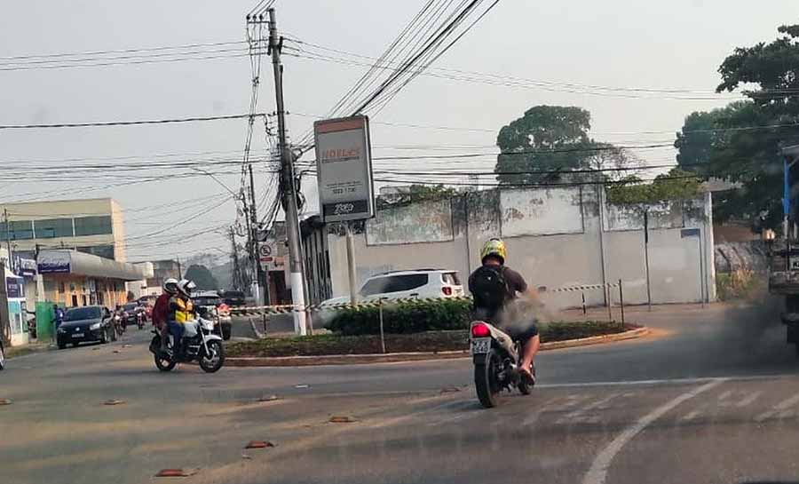 Rotatórias de Rio Branco são isoladas para evitar que cabos eleitorais estraguem grama e plantações