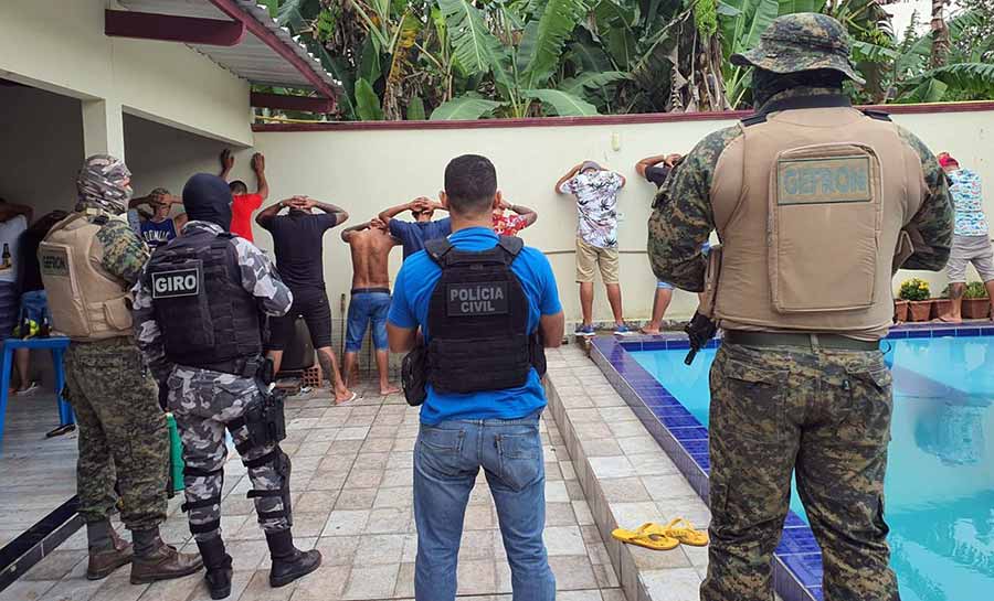 Suspeitos de integrar facção criminosa são presos com munição e dinheiro durante churrasco no interior do AC