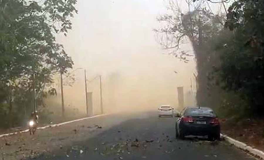 Ventania que atingiu Rio Branco destelhou casas e derrubou árvores; nova frente fria chega ao estado