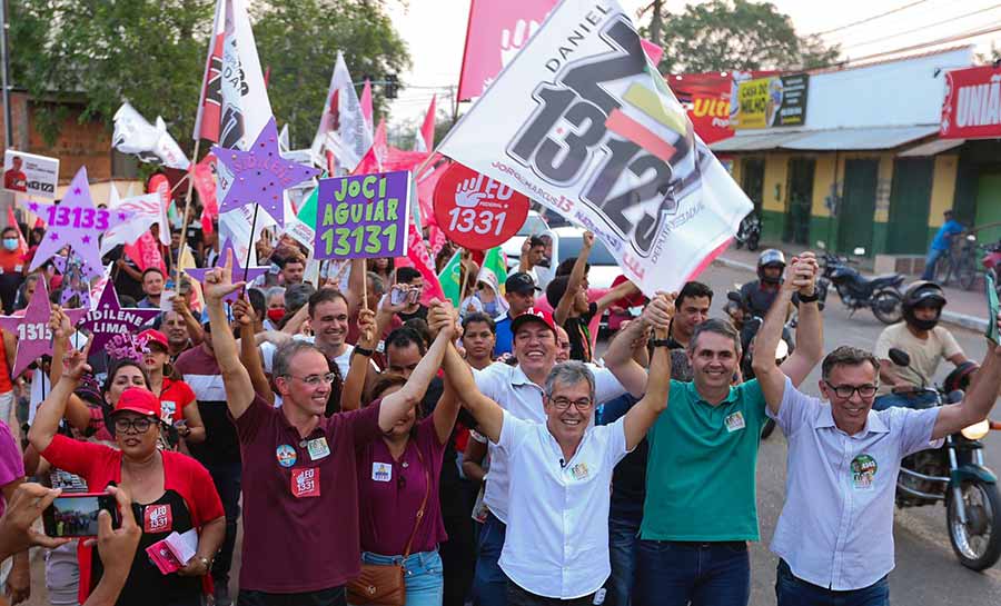 “Nós vamos alegrar o Acre de novo”, diz Jorge Viana durante caminhada na Baixada da Sobral