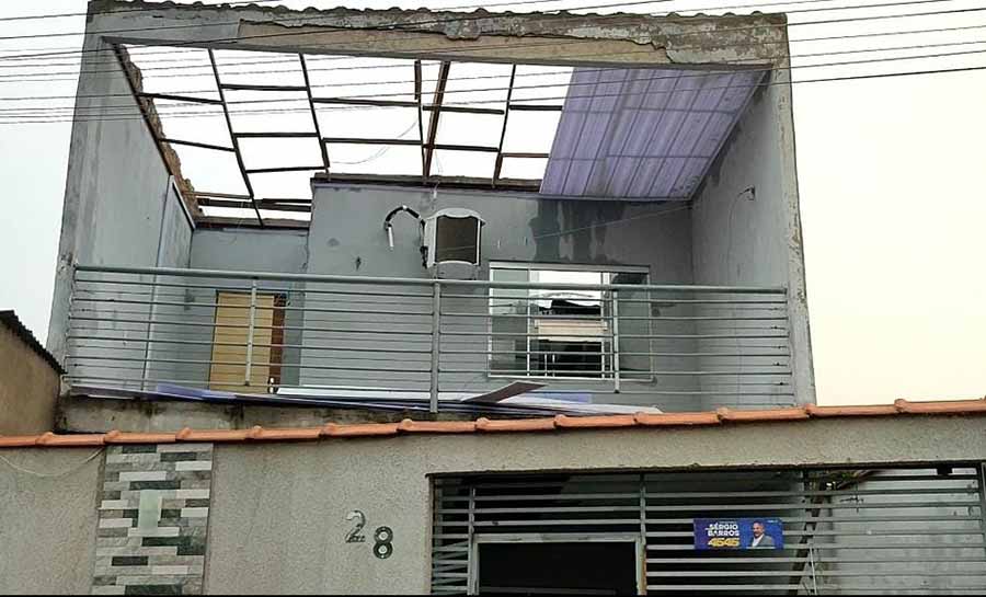 Chuva de 20 minutos destelha casas e derruba árvores em Rio Branco nesta quarta (14)