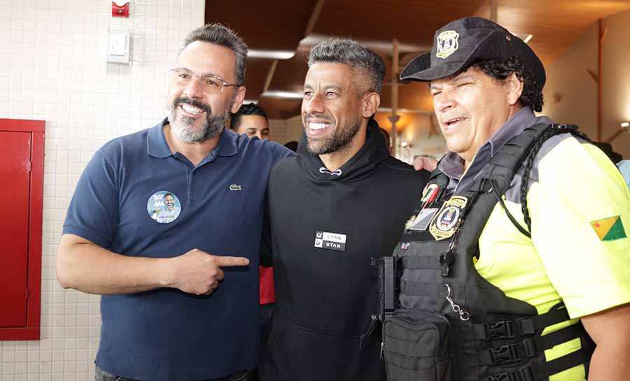 Alan Rick recebe ex-lateral do Flamengo no aeroporto de Rio Branco