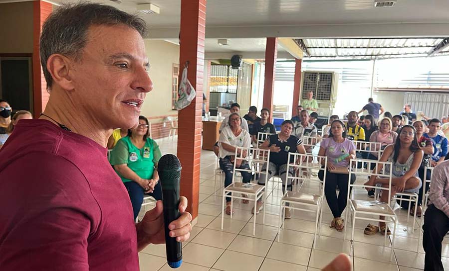 Marcio Bittar participa de reunião com pastores na capital e de encontro na Vila do V