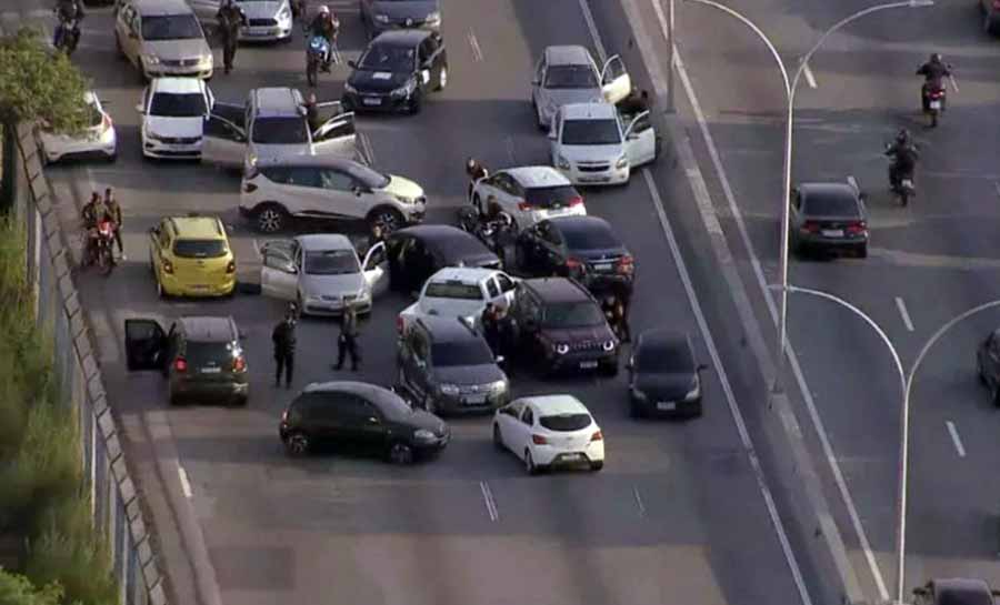 RJ: tiroteio intenso bloqueia vias, fecha escolas e unidades de saúde