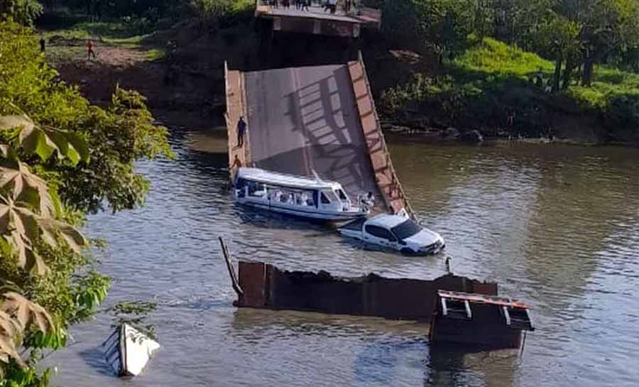 Veículos caem no rio após ponte desabar na BR-319, no AM; três pessoas morreram