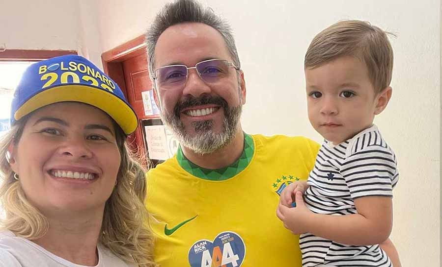 Alan Rick chega pra votar ao lado da esposa e filho na Escola Técnica de Saúde Maria Moreira da Rocha