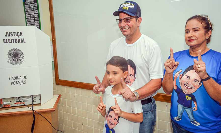 Acompanhado da mãe Linda e do filho Guilherme, Gladson vota em Cruzeiro do Sul