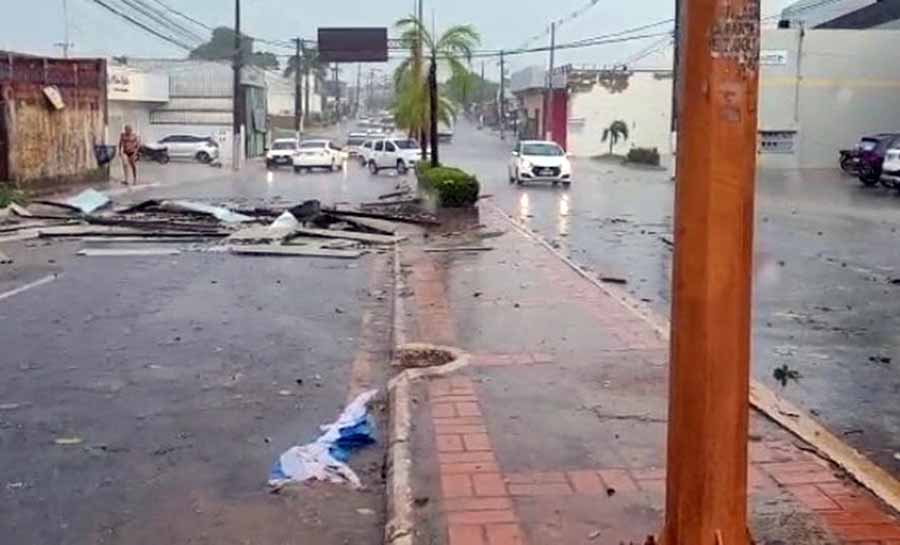 Forte chuva destelha casa na Avenida Antônio da Rocha Viana, em Rio Branco