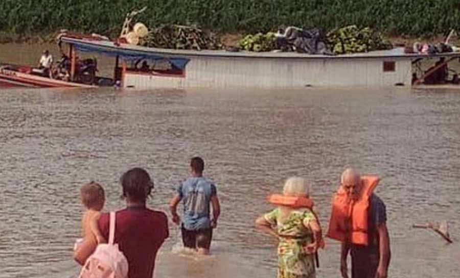 Embarcação com cinco pessoas afunda parcialmente em rio após casco ser atingido por tronco de árvore no AC