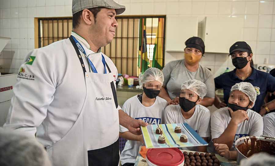 Internos do Instituto Socioeducativo participam de curso de produção de trufas e bombons