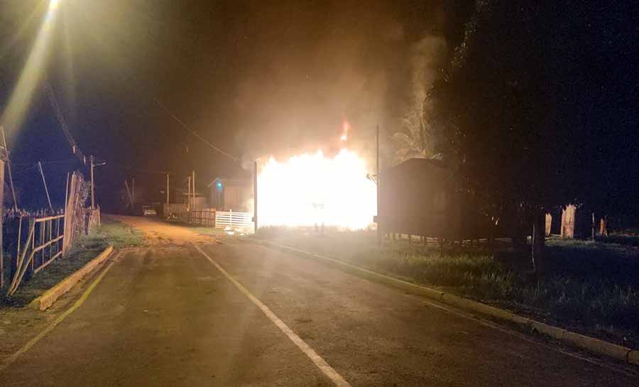 Moradores do interior do AC vivem momento de pânico após ataque criminoso terminar com quatro casas incendiadas