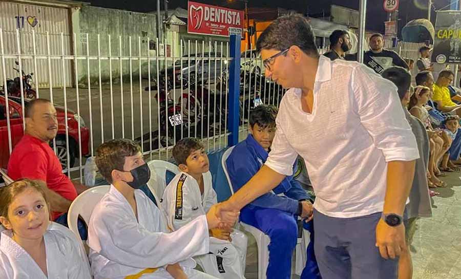 Jenilson Leite entrega equipamentos para prática de esporte, cultura e lazer na Associação de Moradores do bairro Esperança