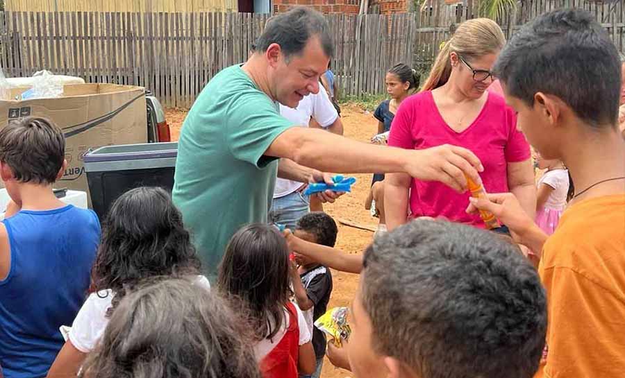 Roberto Duarte presenteia crianças dos bairros da Sapolândia e Caladinho