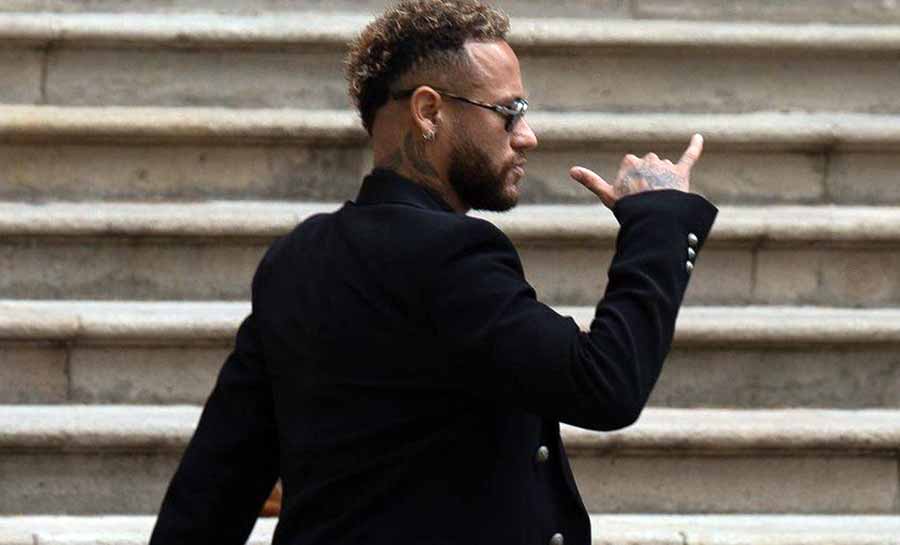 Após ir ao tribunal, Neymar é dispensado do primeiro dia de julgamento