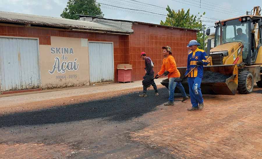 Governo e Prefeitura de Feijó avançam com operação tapa-buraco no Bairro Segundo Distrito