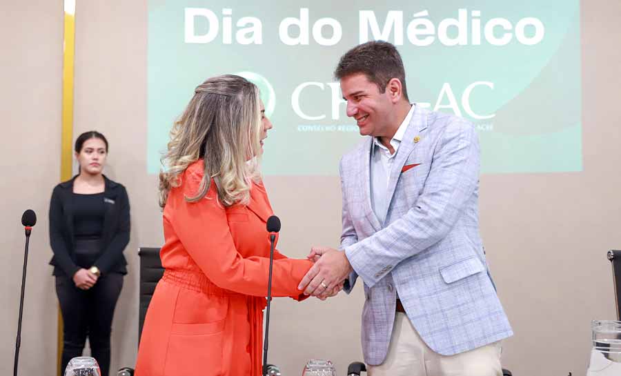 Governador participa de homenagem a conduta ética de médicos do Acre