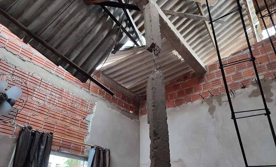 Laje desaba durante forte chuva e causa estragos em casa de loteamento em Rio Branco