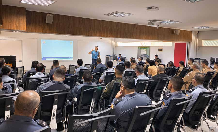 Major da PMAC ministra aula de Direito Militar a oficiais do Mato Grosso