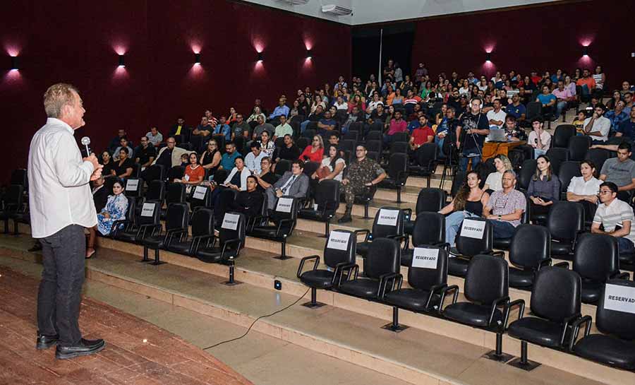 Conferencista Roberto Shinyashiki palestra na Semana do Servidor em Cruzeiro do Sul