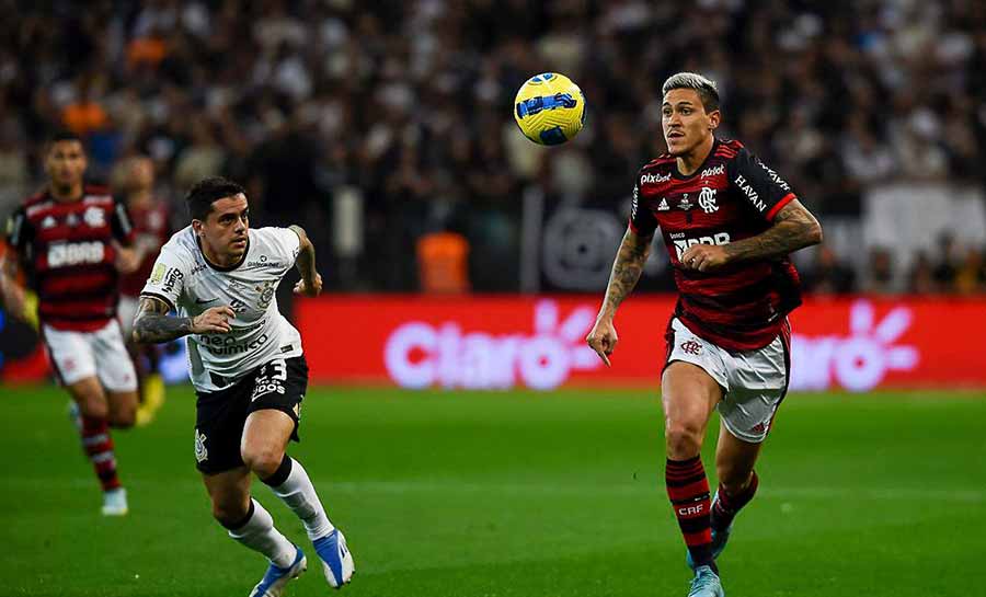 Flamengo e Corinthians buscam título da Copa do Brasil no Maracanã