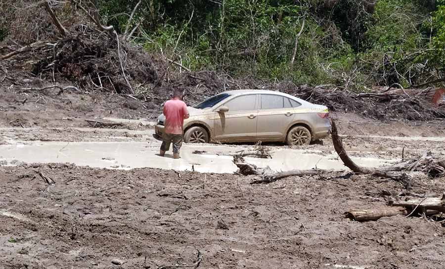 Taxistas são resgatados após ficarem atolados dois dias em ramal que liga duas cidades do Acre