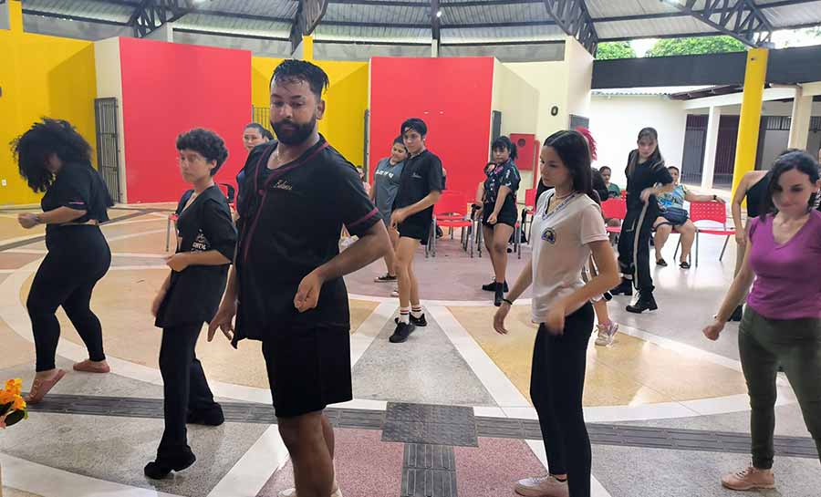 Escola de Música do Acre e Balancé Balé promovem atividades de dança com a comunidade