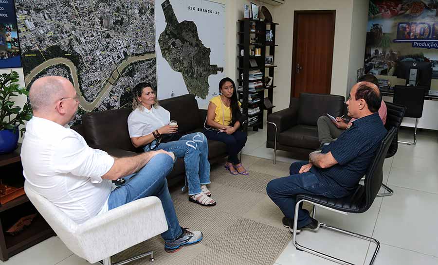 Prefeito de Rio Branco apoia administrações diretas na construção de novas creches na cidade