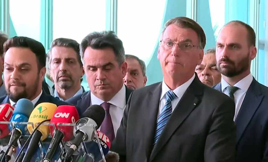 Bolsonaro rompe silêncio, agradece votos e critica protestos