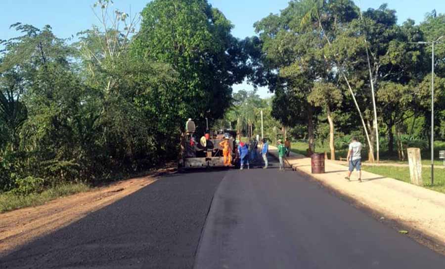 Governo e Prefeitura realizam recapeamento asfáltico na Rua do Parque Centenário em Brasileia