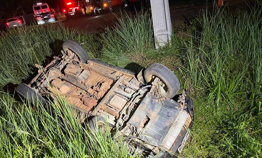 Pai e filho ficam feridos após carro bater na traseira de caminhonete e capotar em estrada no AC