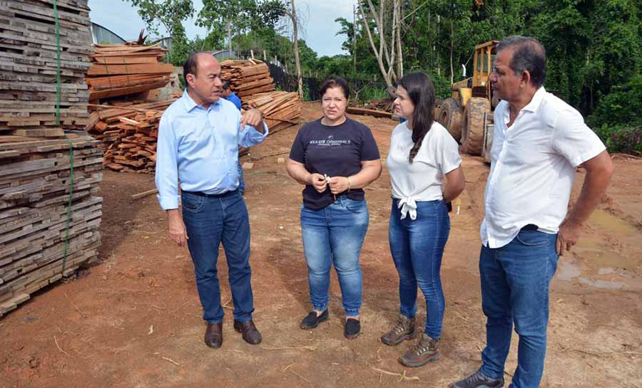 Prefeito de Rio Branco visita madeireira para tratar do Projeto 1001 Dignidades