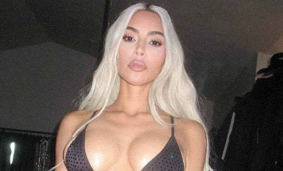 Kim Kardashian exibe corpão com biquíni cavado e fio dental