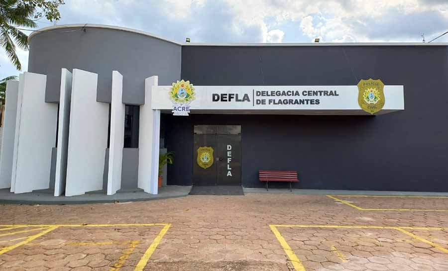 Homem é preso por desobediência e morre no banheiro de delegacia do AC após ser liberado