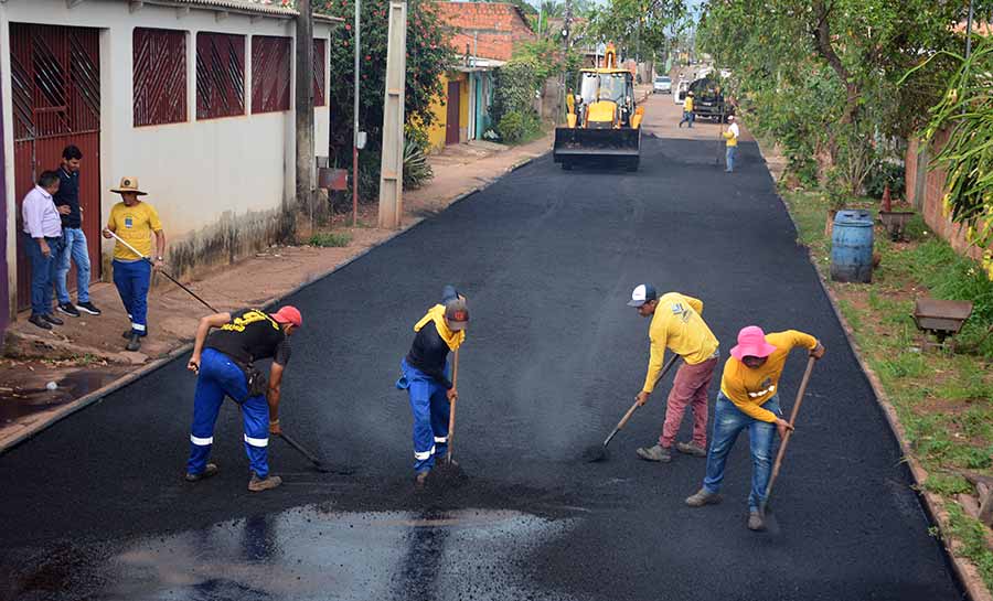 Rua Rádio Farol recebe recapeamento com cinco centímetros de massa asfáltica