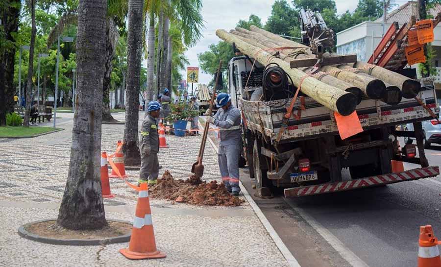 Com árvore de 8 metros, prefeitura investe mais de R$ 800 mil em decoração natalina em Rio Branco