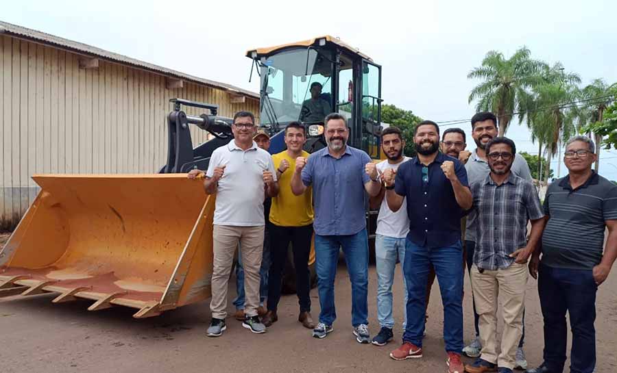 Alan Rick e prefeito Manoel Maia entregam ruas pavimentadas e pá carregadeira em Capixaba