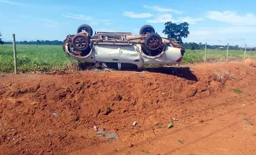 Policiais militares ficam feridos após viatura capotar em rodovia no interior do Acre