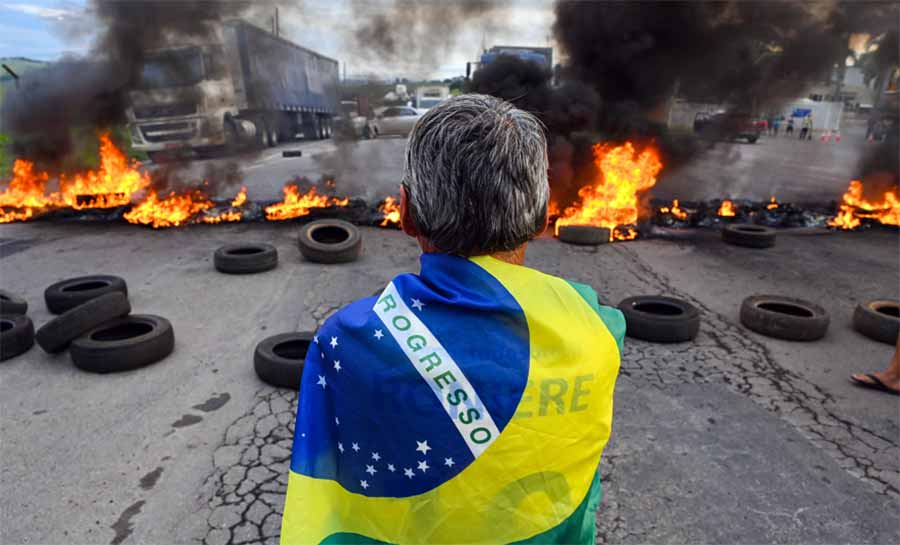 Baderneiros nas estradas e nos quartéis