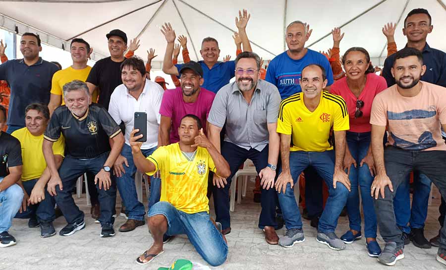 Alan Rick entrega dois caminhões para coleta de lixo em Cruzeiro do Sul