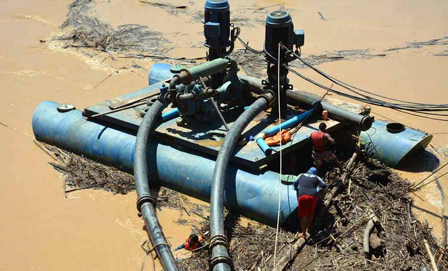 Balseiros ficam presos em tubos da bomba de captação da ETA I e equipe do Saerb faz limpeza