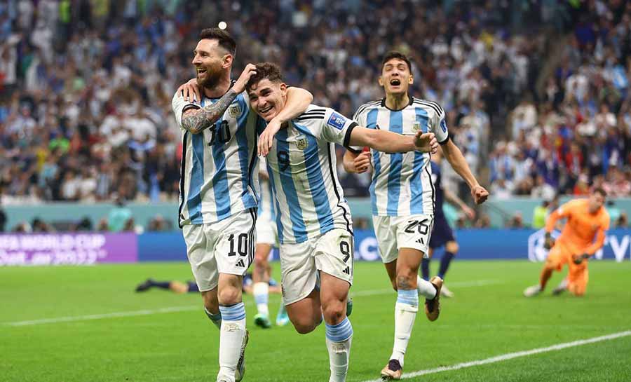 Com brilho de Messi e Álvarez, Argentina chega à final da Copa