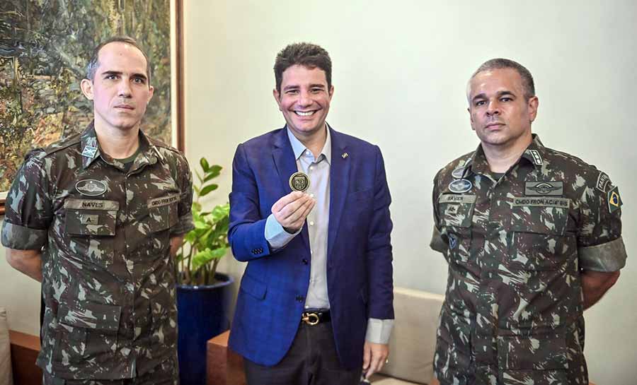 Governador recebe visita de cortesia do comando do 4° BIS