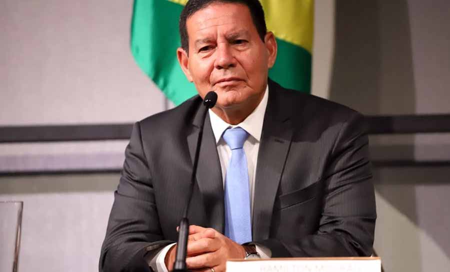 Mourão deseja força aos manifestantes e critica Judiciário