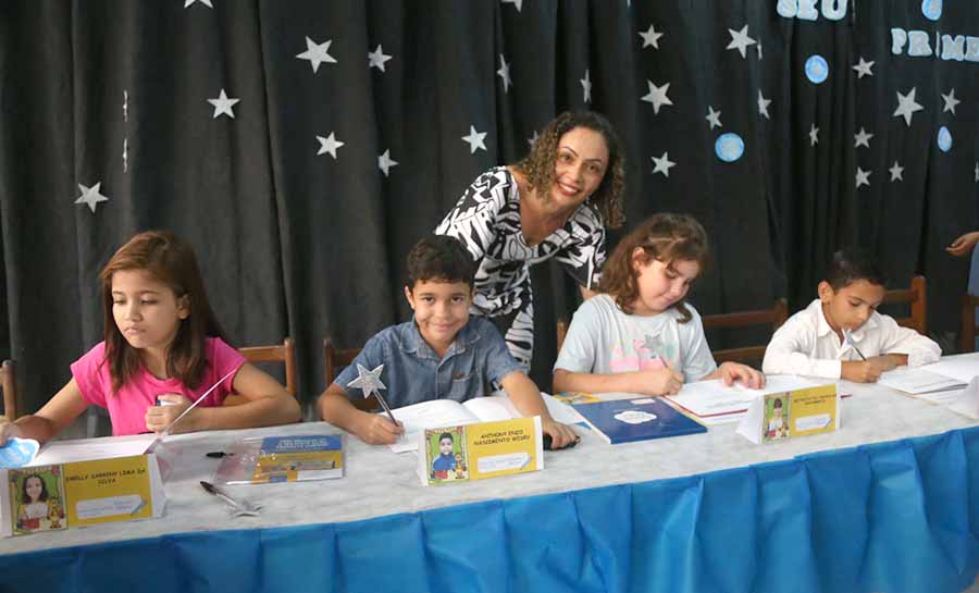 Escola Belo Jardim, de Rio Branco, tem tarde de autógrafos com alunos-autores do ensino fundamental