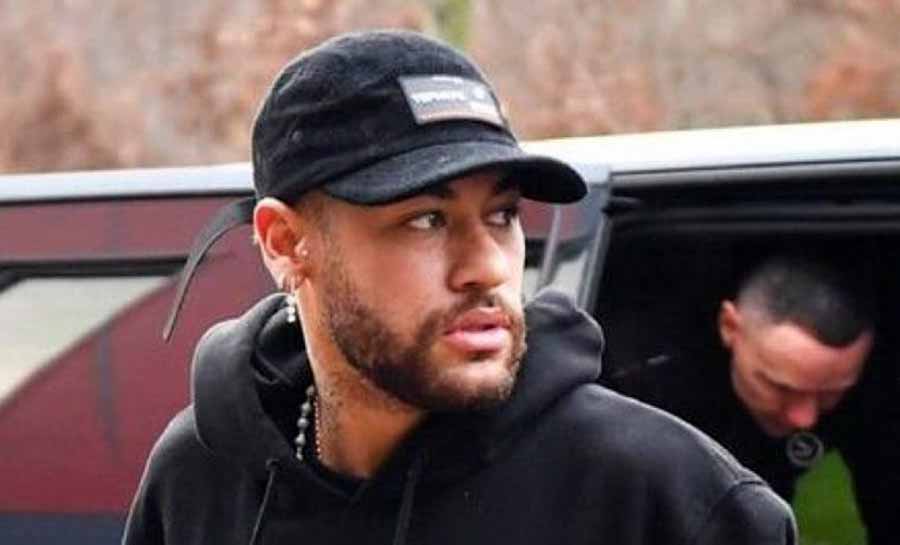 Após festa com Medina, Neymar segue Mbappé e volta aos treinos no PSG