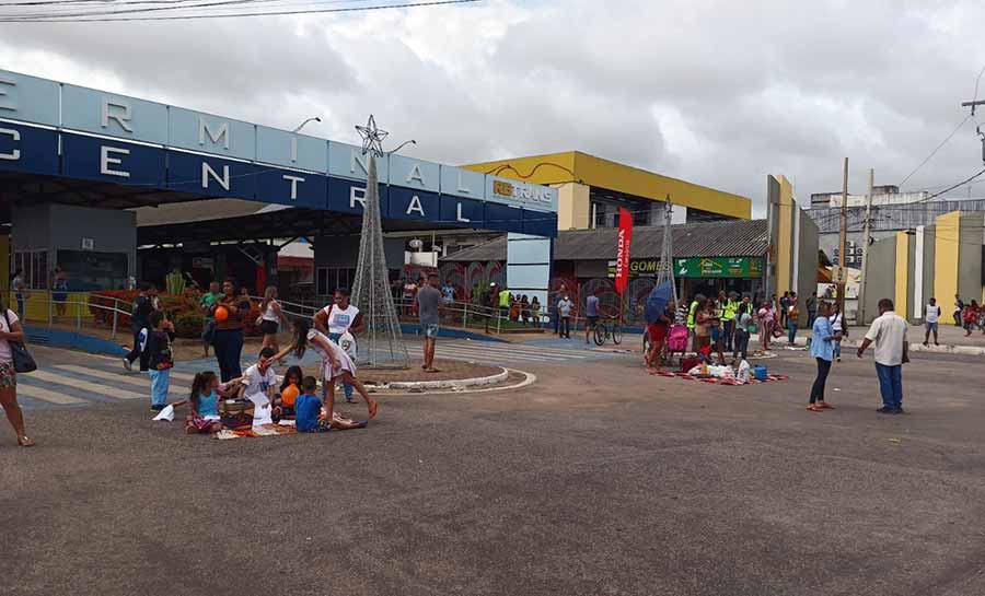 Família de autistas fecham Terminal em Rio Branco em protesto por mais profissionais, tratamentos e exames