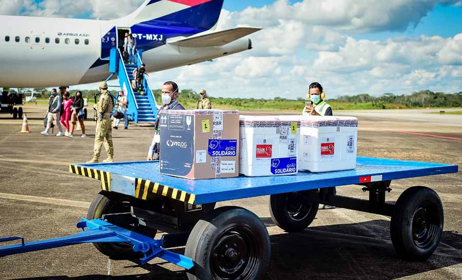 Lote com 11,7 mil doses da vacina contra covid-19 chega ao Acre