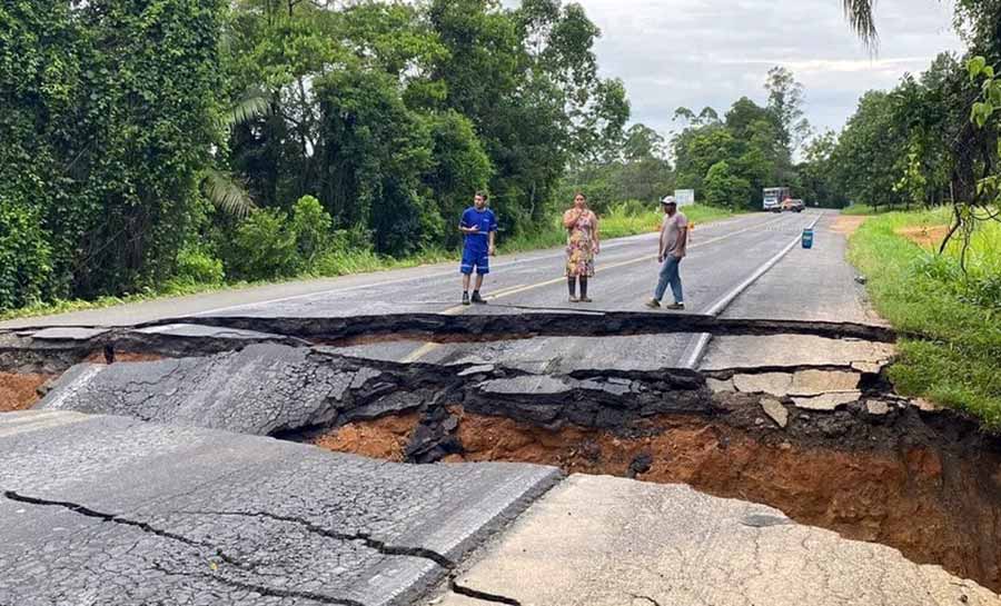 SC: Temporal deixa mortos, desaparecidos e abre cratera na BR-470